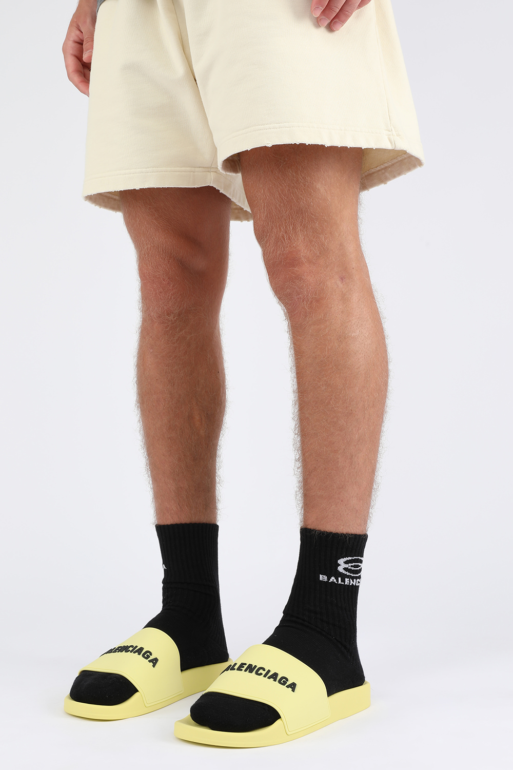 כפכפי סליידס צהובים עם לוגו שחור